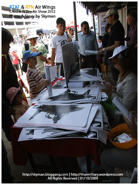 Gripen International set up a small booth distributed poster to children.